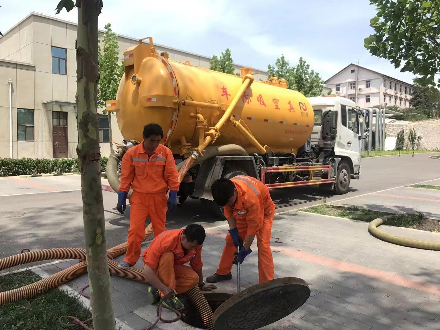 银川管道疏通车停在窨井附近