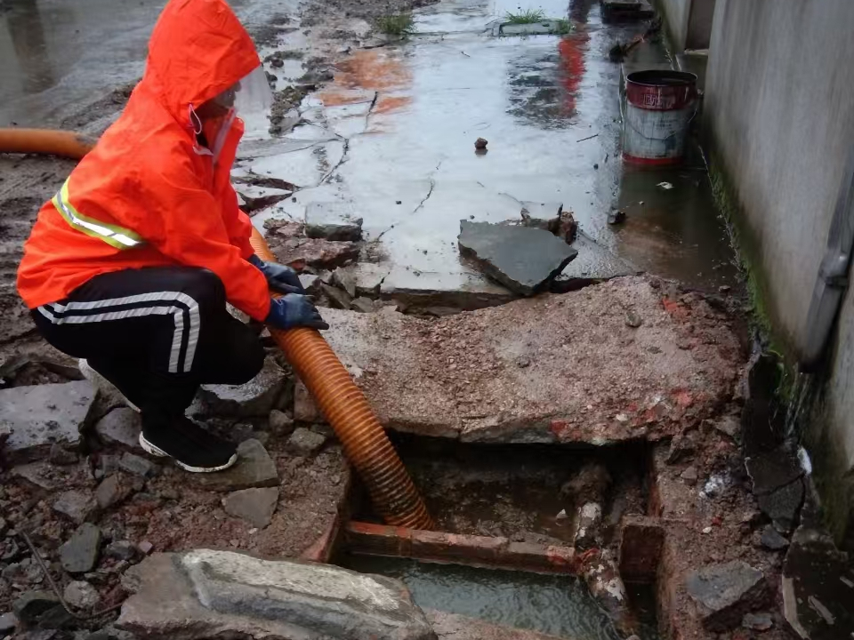 银川专业清理污水池 炜誉市政以规范流程守护城市 “肠道”