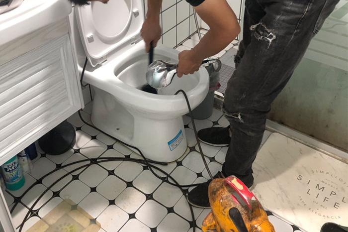 银川马桶堵塞自己疏通还是找师傅?专业上门服务让你省时更省心